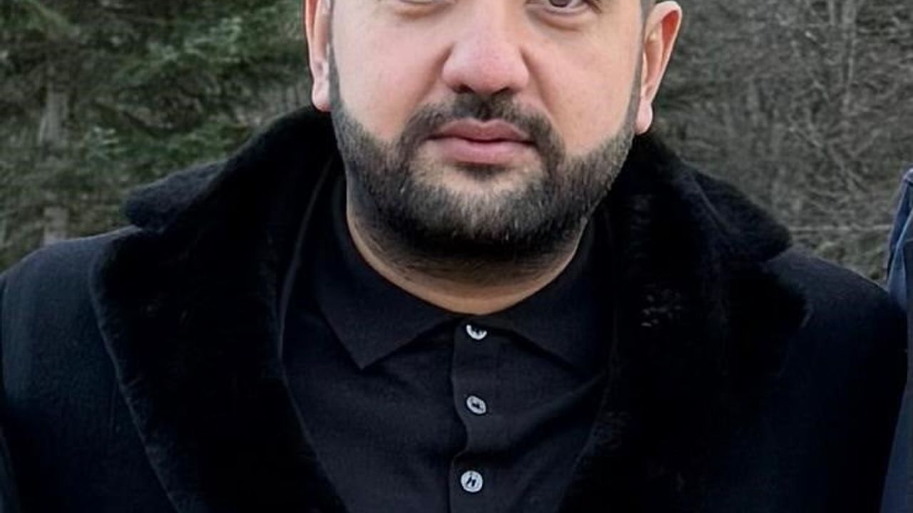 Cemil Demirel Pınarbaşı'nda Çocuklara Kışlık Mont Dağıttı