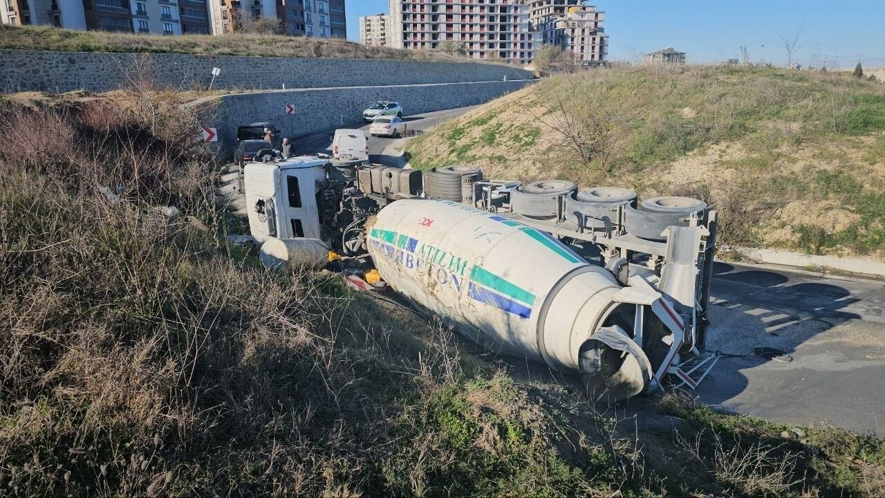 Çerkezköy'de Beton Mikseri Virajı Alamayıp Devrildi