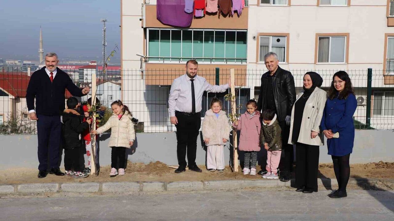 Çerkezköy TSO, Veliköy Anaokulu’na 30 Meyve Fidanı Dikti