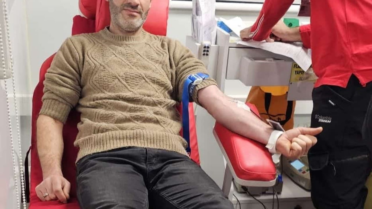 Çermik'te İmam Kahraman Ceylan ve Cemaati Kızılay'a Kan Bağışı Yaptı