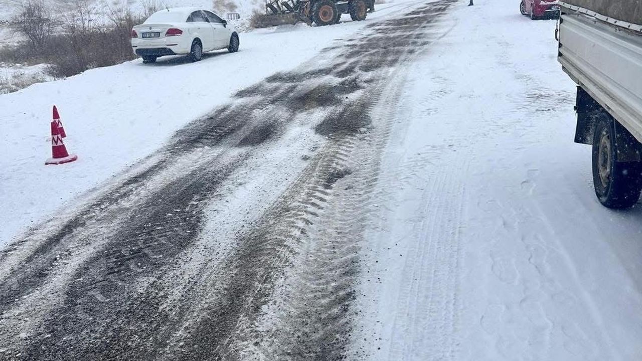 Çermik'te Karla Mücadele: Belediye Yol Açma ve Tuzlama Başlattı