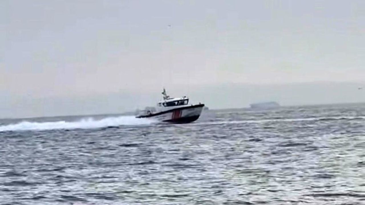 Çeşme Açıklarında Sahil Güvenlik, Mülteci Botunu Takip Etti