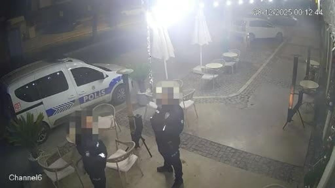 Çeşme’de Hız İddiası: Otomobil Polis Aracına Çarptı — Kaza Kamerada