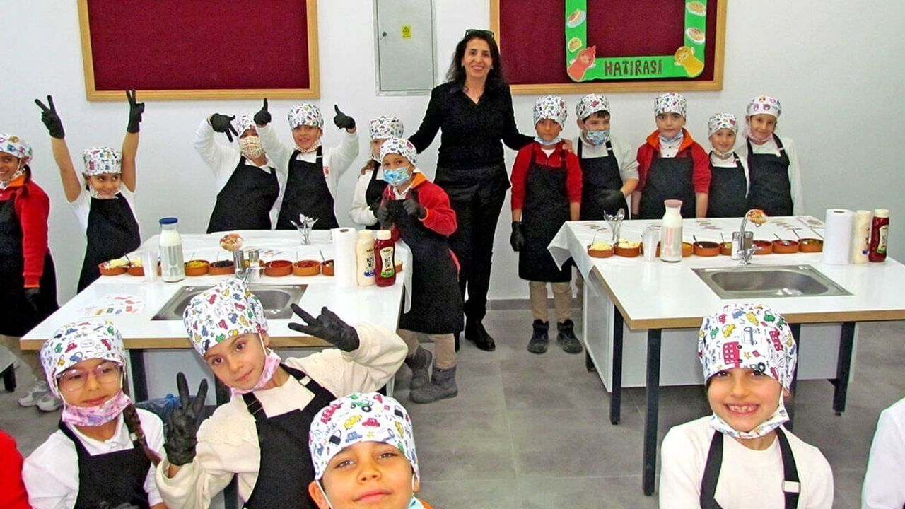 Çeşme'de Kumpir Etkinliği: Namık Kemal İlkokulu'nda Aile-Okul Buluşması