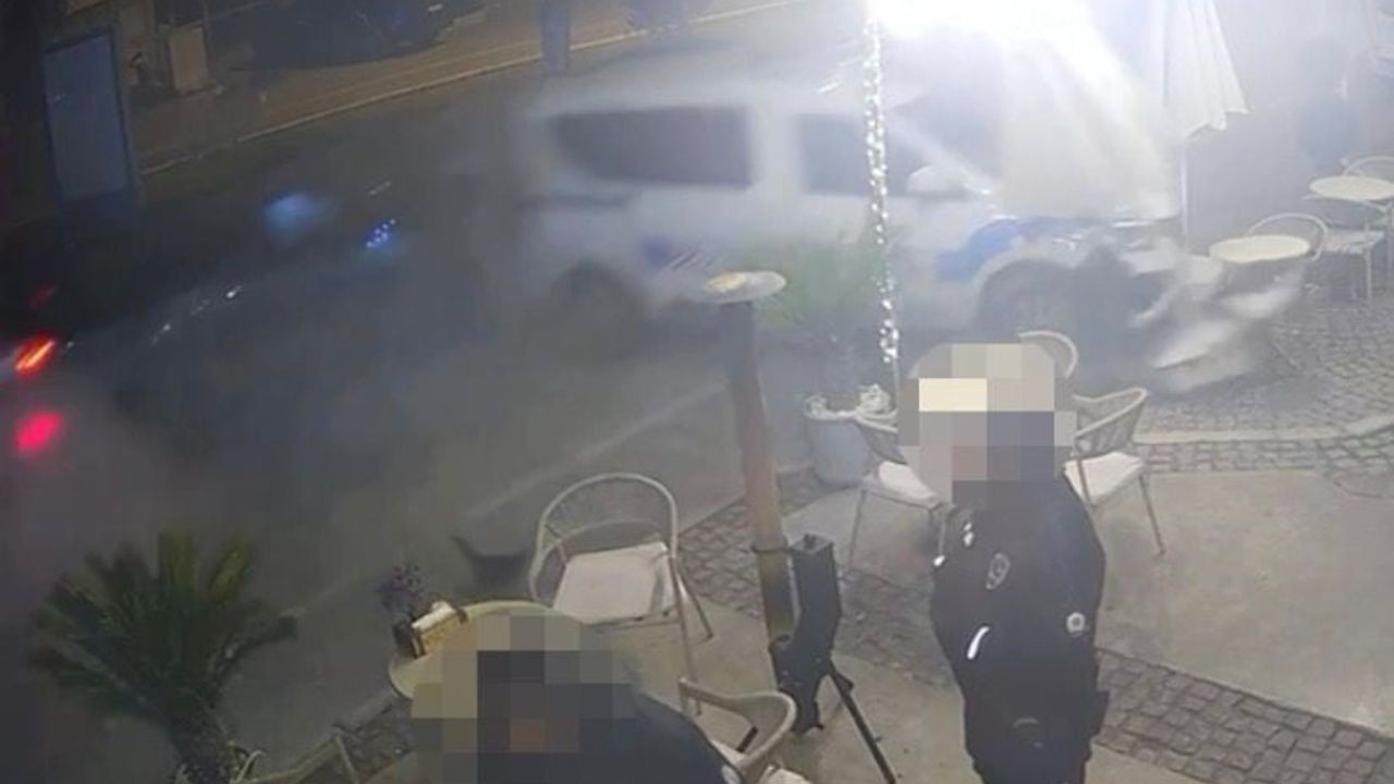 Çeşme’de Otomobil Polis Ekip Aracına Çarptı — Kafeteryaya Giren Araç, 2 Polis Kıl Payı Kurtuldu