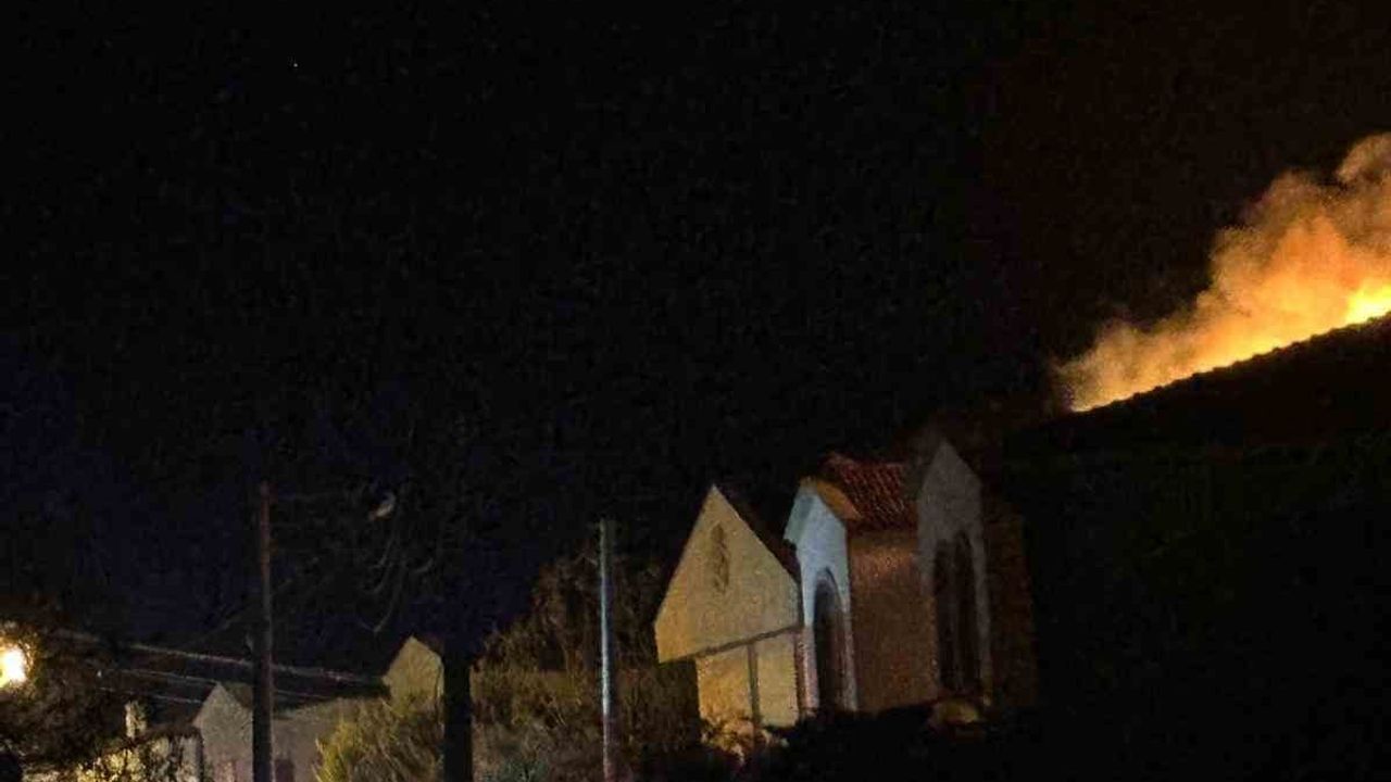 Çeşme'de Villa Yangını Kontrol Altına Alındı