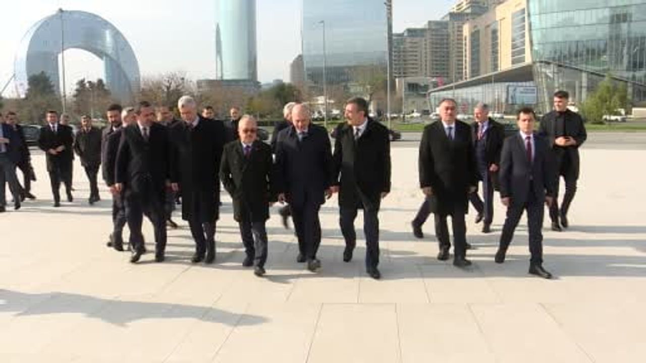 Cevdet Yılmaz Bakü’de Zafer Anıtı ve Şehitlikleri Ziyaret Etti