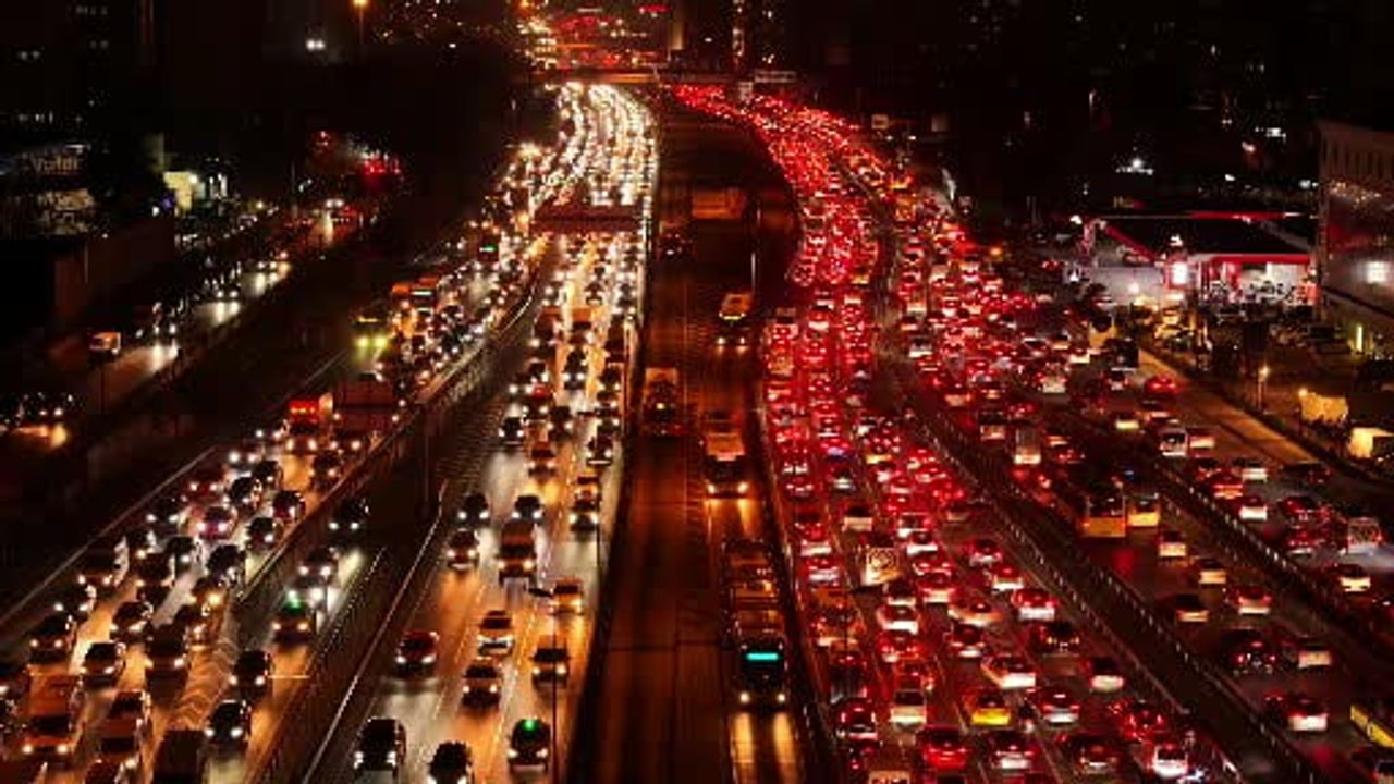 Cevizlibağ E-5'te Trafik Yoğunluğu: İstanbul'da İş Çıkışı yüzde 81