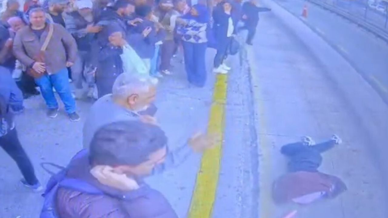 Cevizlibağ Metrobüs Durağında Dehşet: Bayılan 15 Yaşındaki Kıza Metrobüs Çarptı