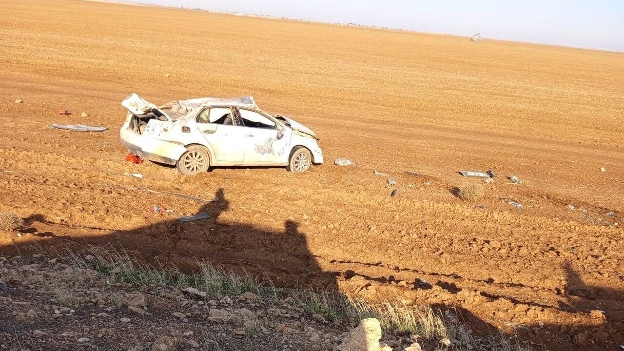 Ceylanpınar'da Kontrolden Çıkan Otomobil Tarlaya Devrildi: 1 Yaralı