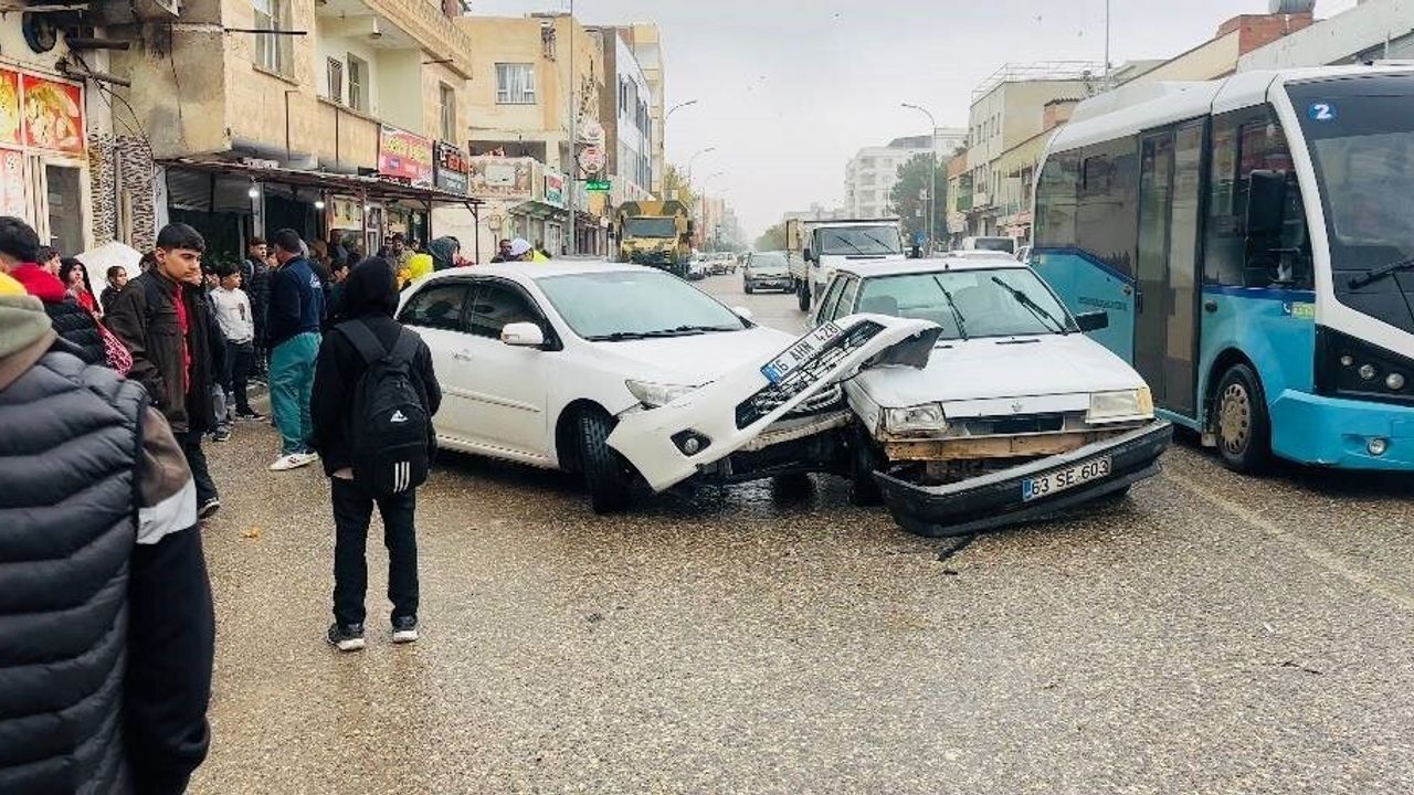 Ceylanpınar'da Trafik Kazası: 2 Otomobil Çarpıştı, Maddi Hasar Oluştu
