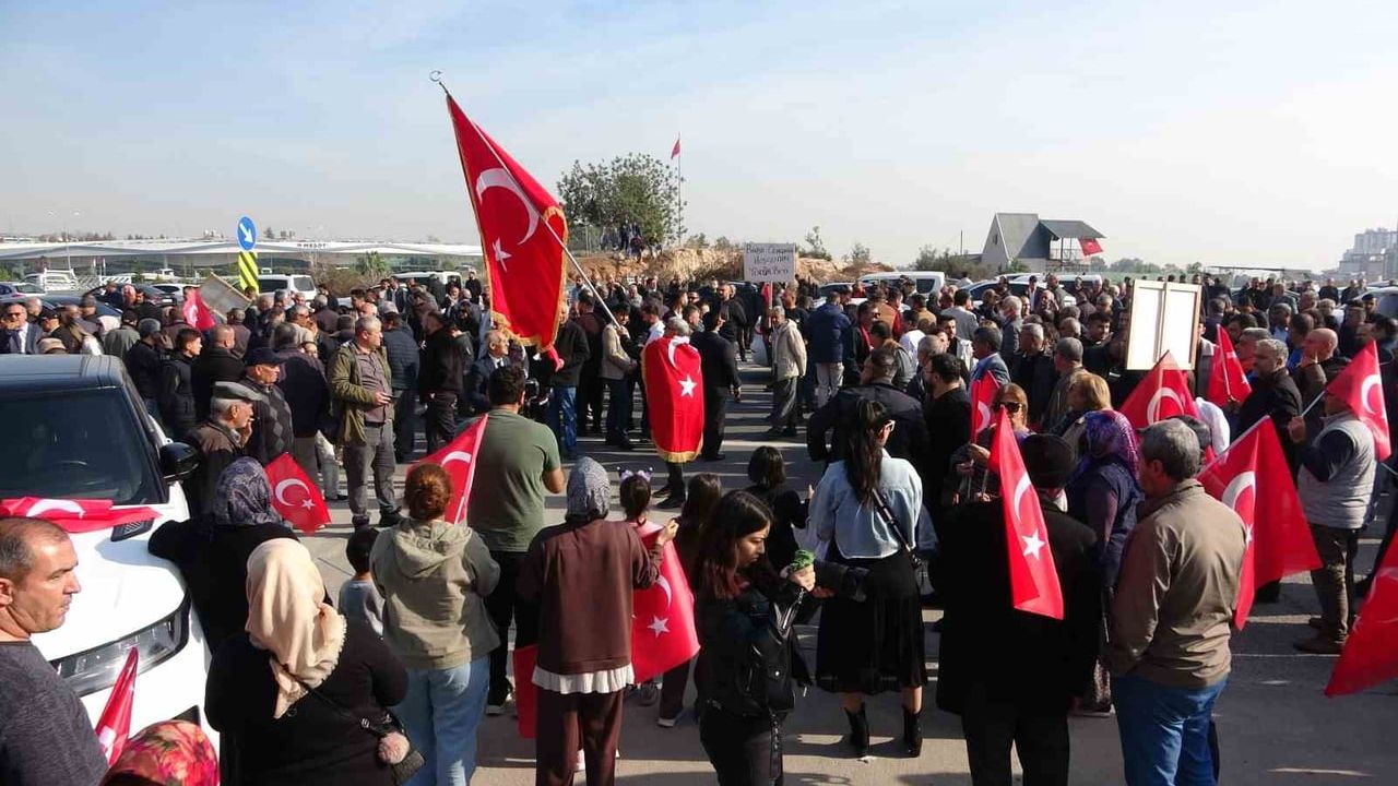 CHP’den istifa eden Hasan Ufuk Çakır Mersin’de coşkuyla karşılandı