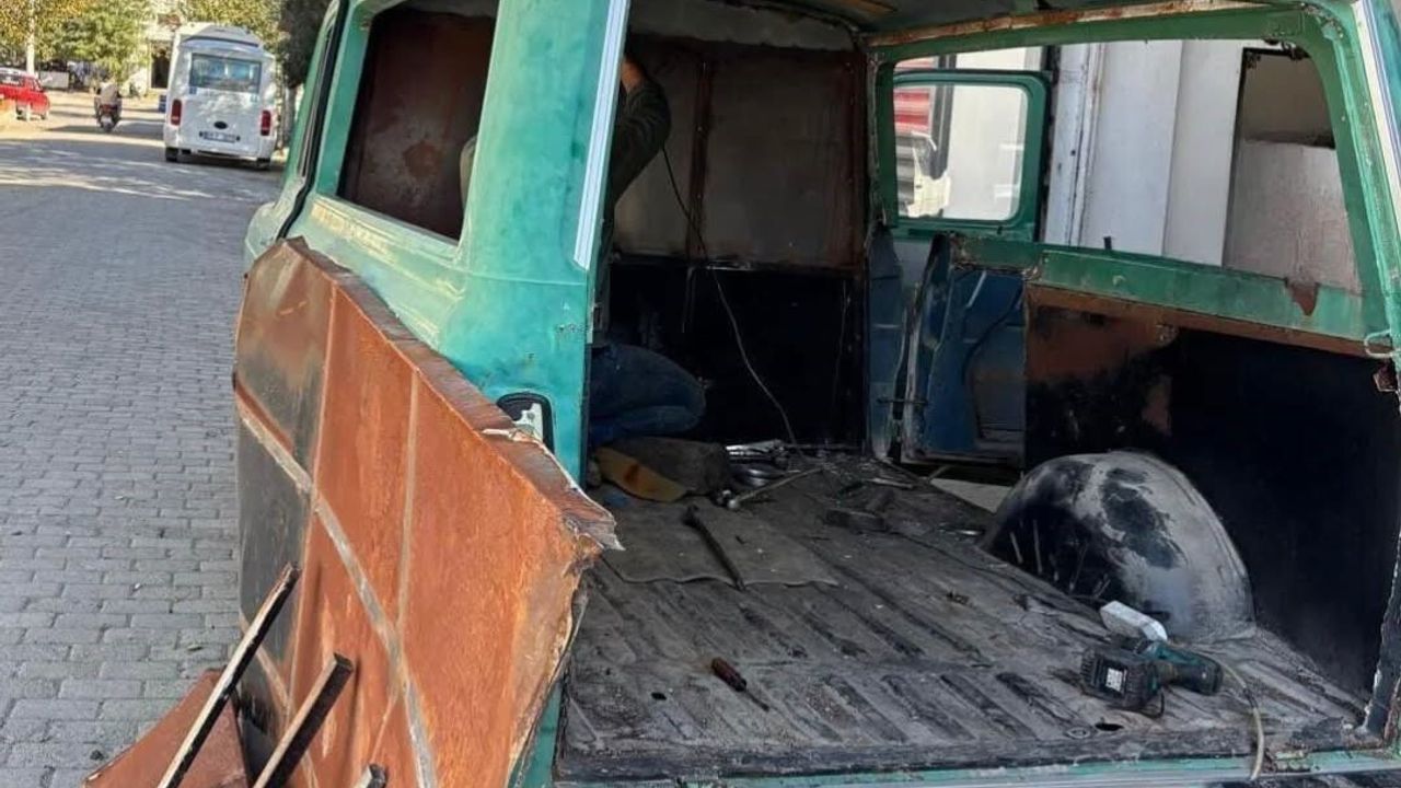 Çiçek Abbas Minibüsü Germencik’te Çocuk Oyun Alanına Dönüştü