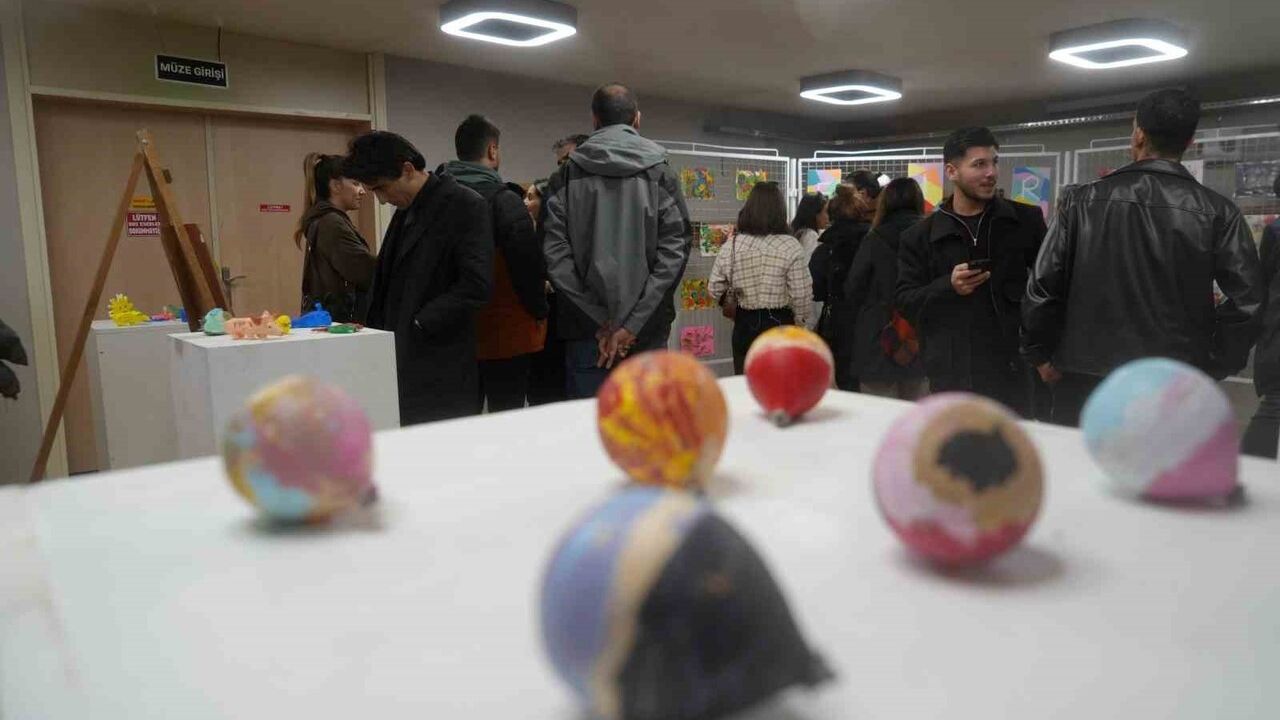 Çifte Dezavantajdan Çifte Güce: Erzurum'da 12 Özel İhtiyaçlı Kızın Sergisi