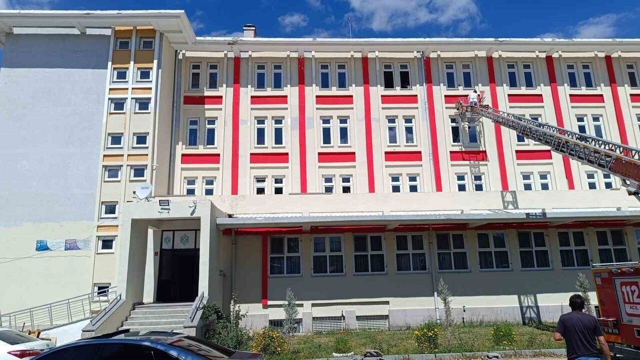 Çiftlik Anadolu İmam Hatip Lisesi’nde Müdür Yardımcısı Okulu Kendi Boyadı