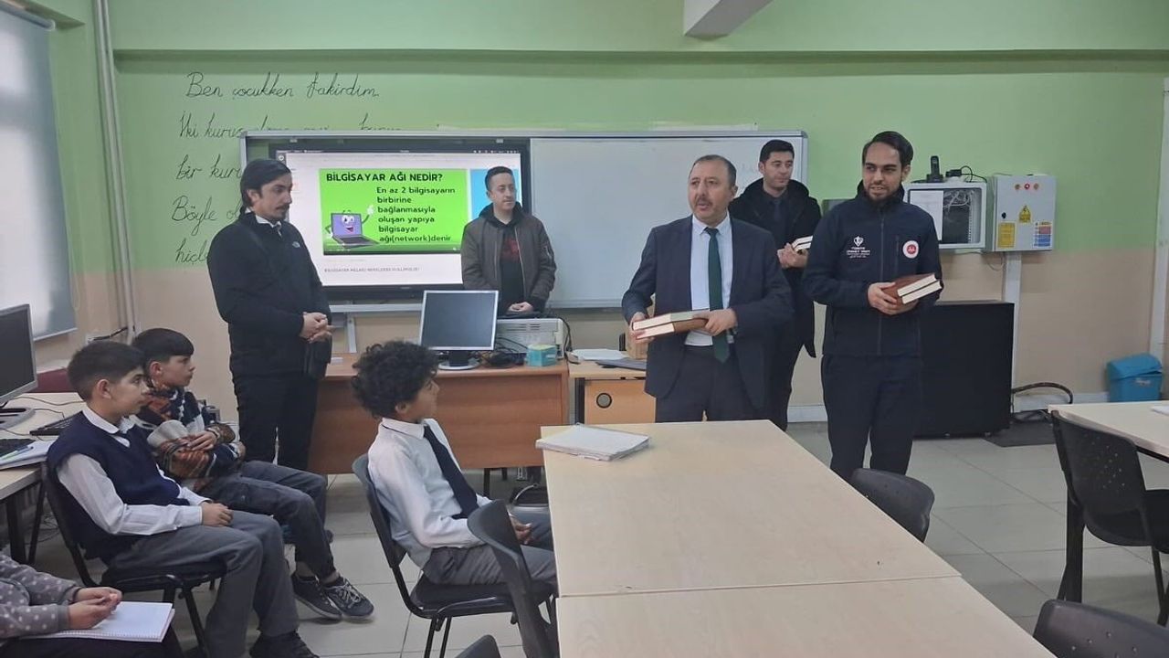 Çıldır'da ÇEDES Projesiyle Öğrencilere Kur'an-ı Kerim Hediye Edildi