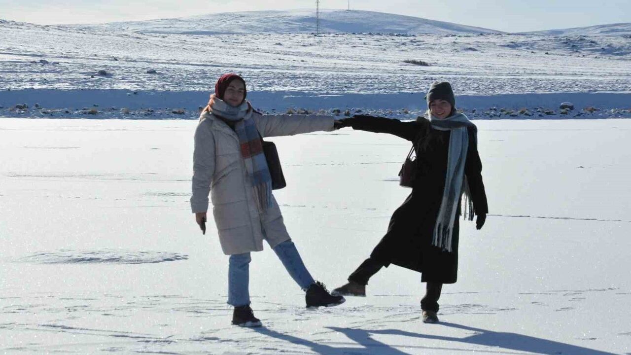 Çıldır Gölü'nde Kış Coşkusu: Atlı Kızaklar ve Halaylarla Sezon Açıldı