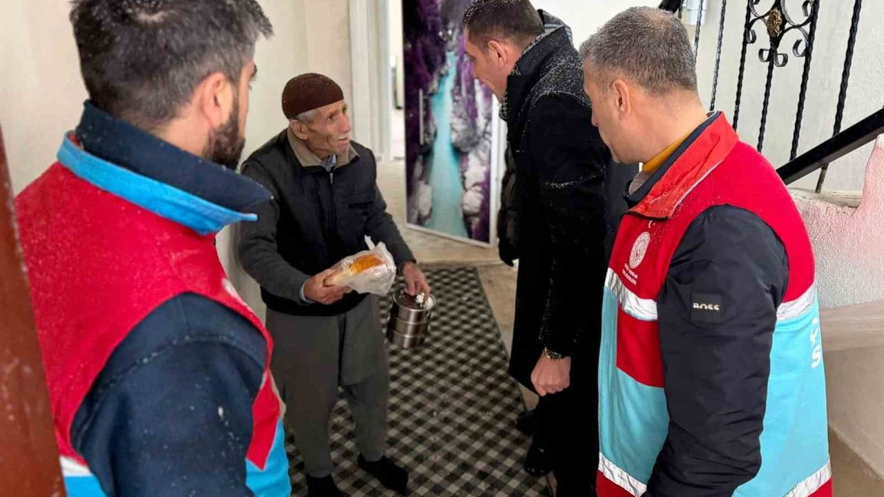 Çınar Kaymakamlığı, Eksi 12 Derecede Sokağa Çıkamayanlara Sıcak Yemek Dağıttı