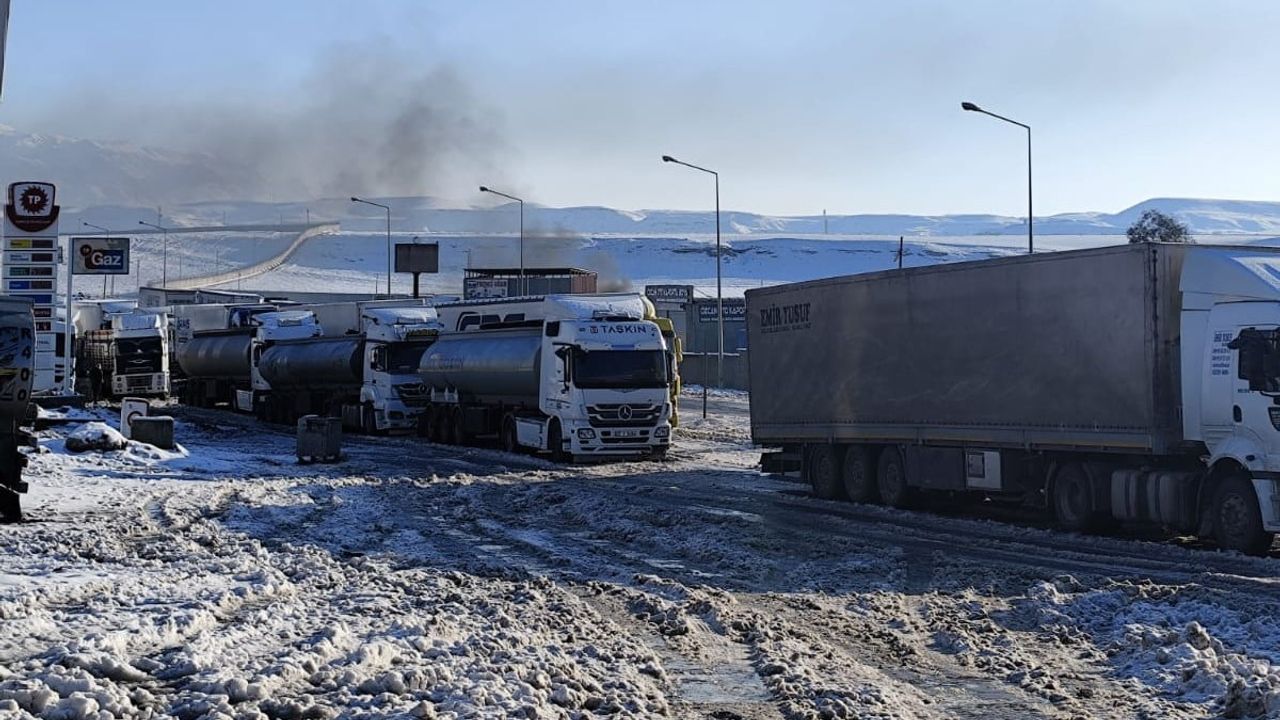 Cizre'de Kar Esareti: Yollar Buz Pistine Döndü
