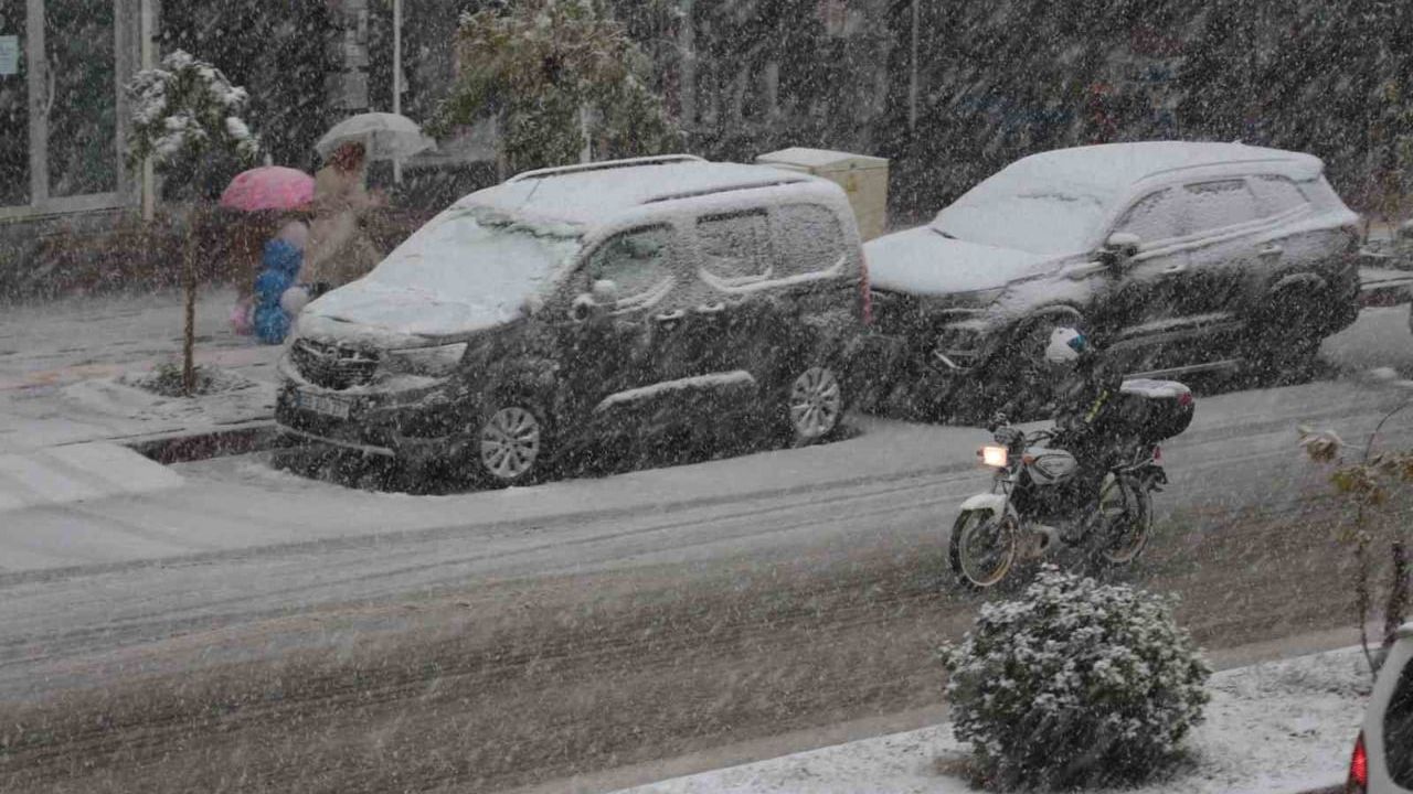 Cizre'de Kar Ulaşımı Felç Etti: Havalimanı Seferleri İptal