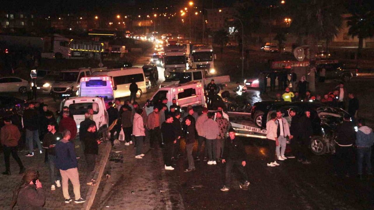 Cizre’de Vinç Kazası Görüntüleri: Şoför Araçtan Atladı, 6 Araç Hurdaya Döndü