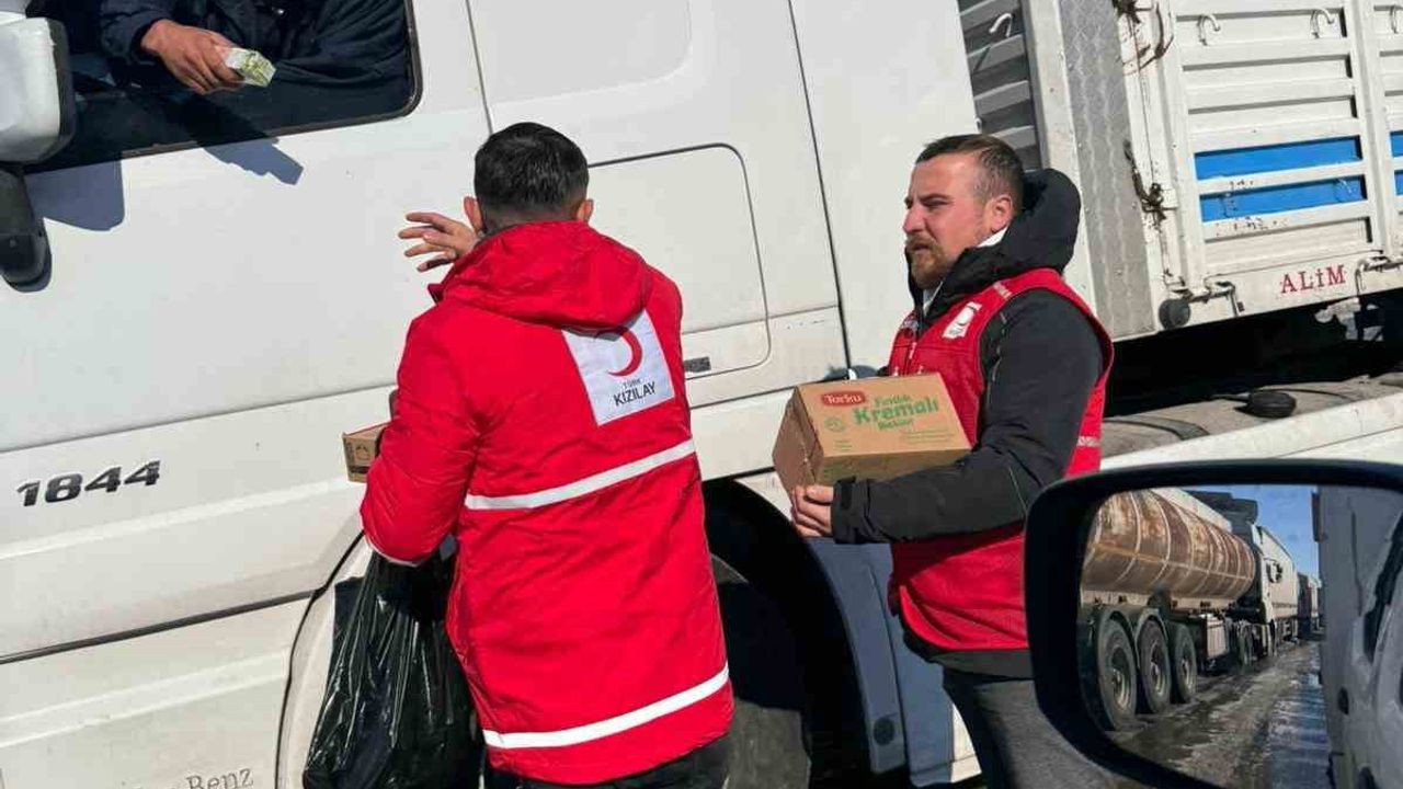 Cizre Kızılay'dan Kar Yağışında Mahsur Kalan Tır Şoförlerine Sıcak Destek