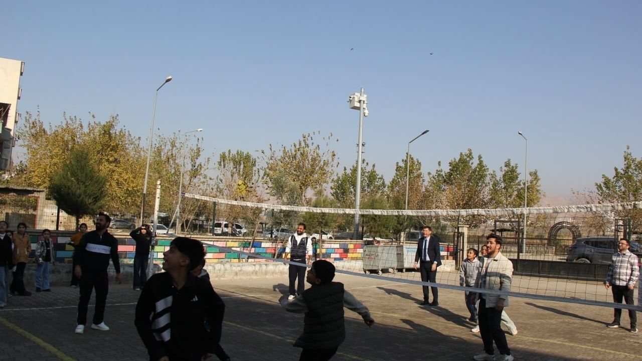 Cizre Milli Eğitim Müdürü Şahan İke Öğrencilerle Voleybol Oynadı