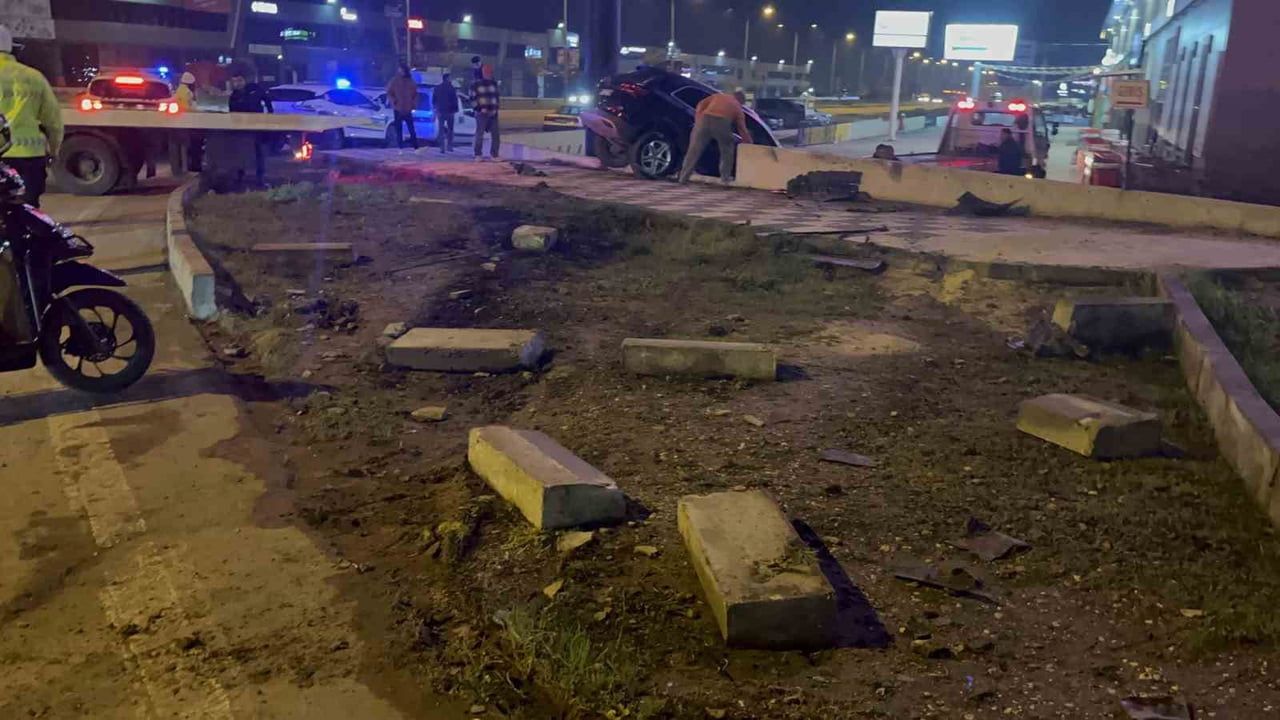 Çorlu'da Alkollü Sürücü Hipermarket Duvarında Asılı Kaldı