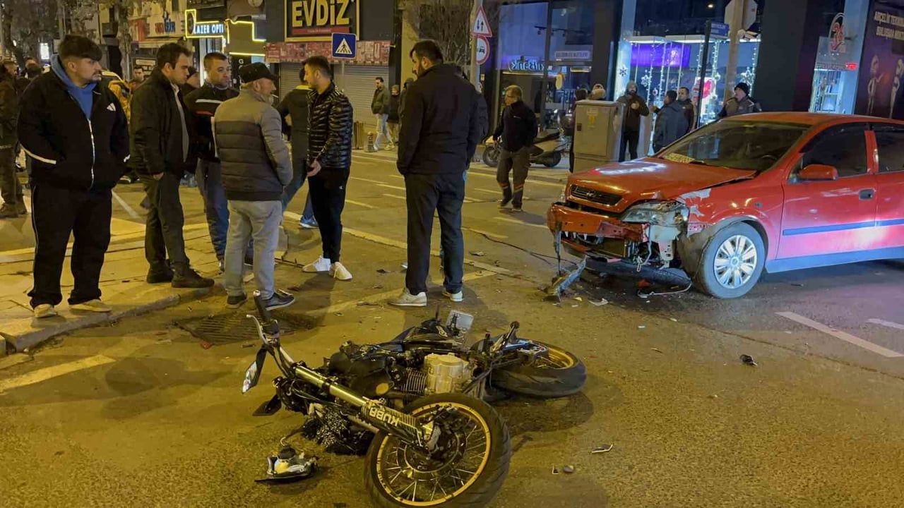 Çorlu'da Motosiklet, Otomobilin Üzerinden Takla Attı — Kaza Anı Kamerada