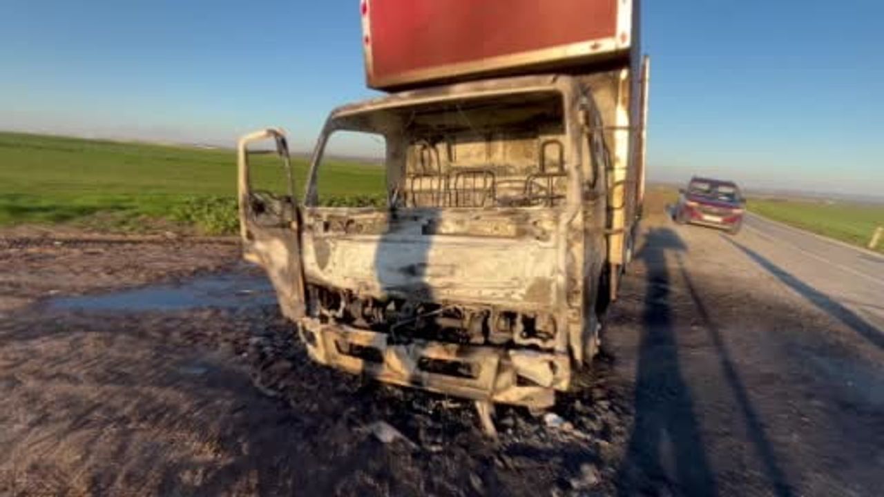 Çorlu'da Seyir Halindeki Kamyonet Alev Aldı, Kabin Hurdaya Döndü