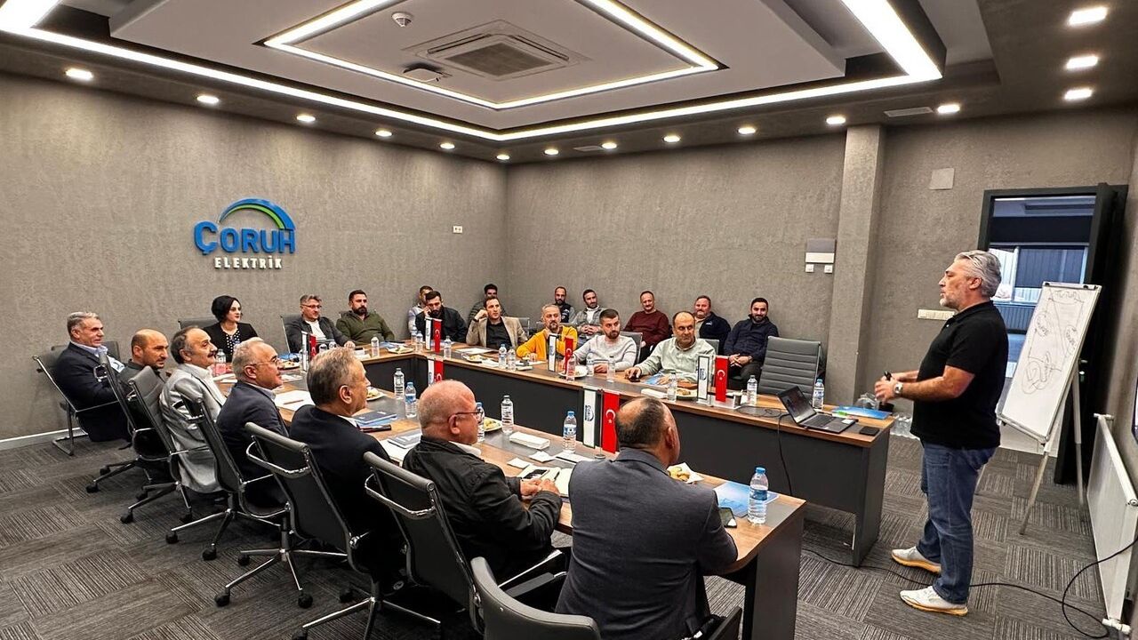 Çoruh EDAŞ'tan İlçe Yöneticilerine Etkin İletişim ve Beden Dili Eğitimi
