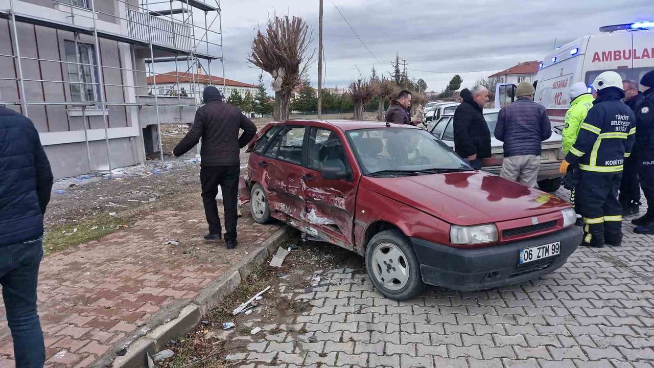 Çorum Alaca'da İki Otomobil Çarpıştı: 1 Yaralı