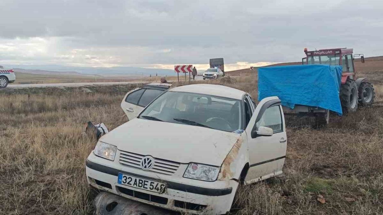 Çorum Alaca'da Otomobil Şarampole Yuvarlandı: 2 Yaralı