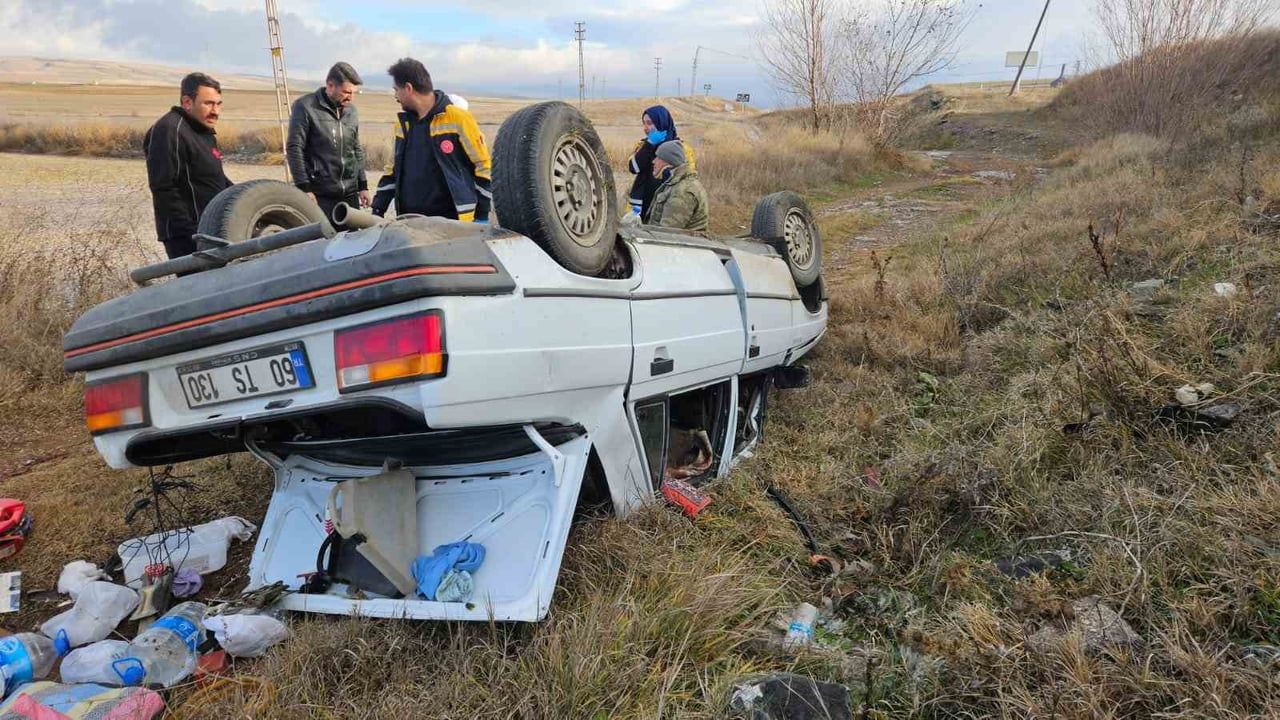 Çorum Alaca'da otomobil tarlaya uçtu — 2 yaralı
