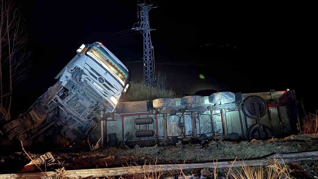 Çorum'da emniyet şeridindeki araca çarpan hafif ticari: 4 yaralı