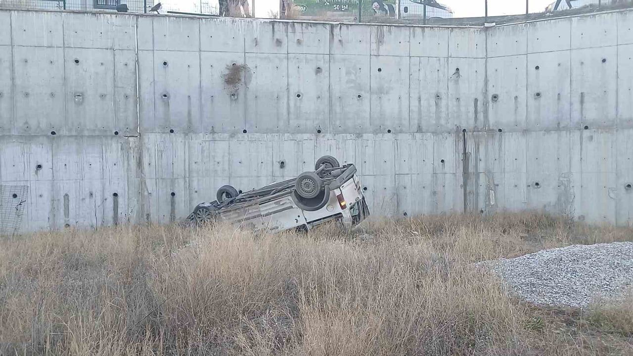 Çorum’da hafif ticari araç 8 metrelik duvardan saha içine düştü: 1 ağır yaralı