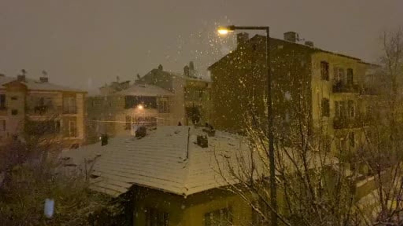 Çorum'da Kar Etkili: Kent Merkezi Beyaza Büründü