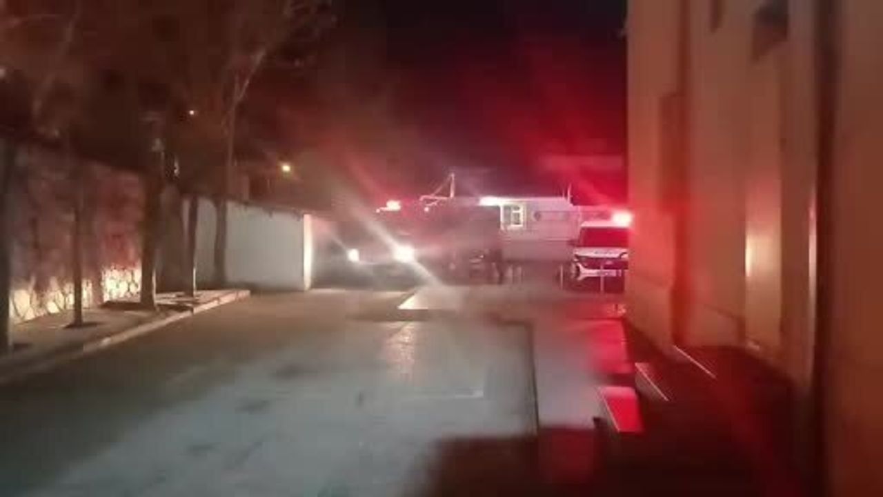 Çorum’da Otomobil 3 Metrelik İstinat Duvarından Okul Bahçesine Düştü — 2 Yaralı