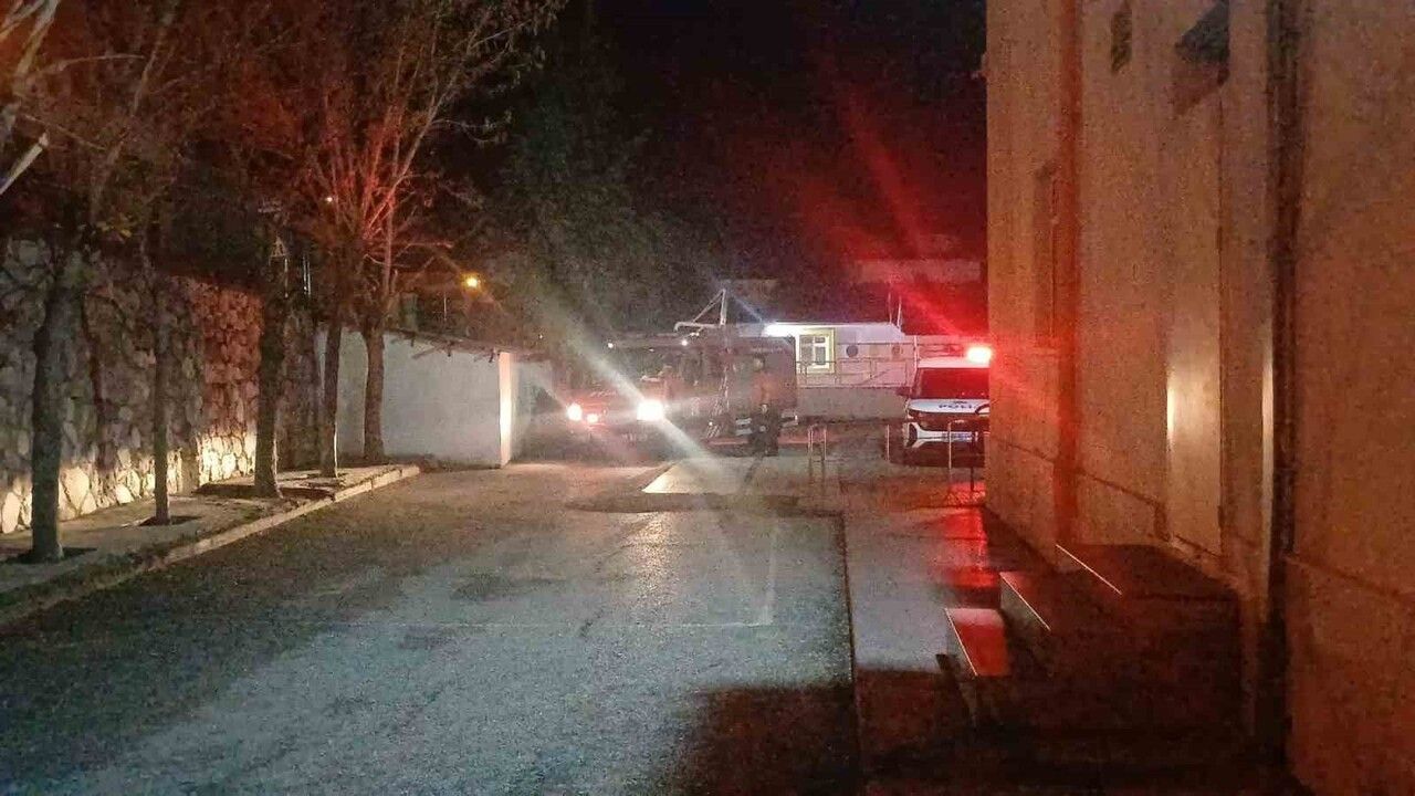 Çorum'da otomobil istinat duvarından okul bahçesine düştü: 2 yaralı