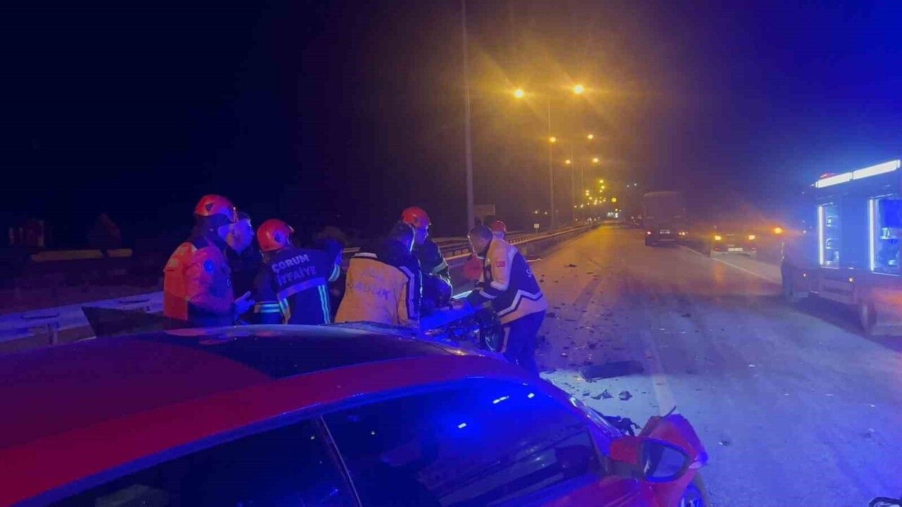 Çorum'da Otomobil Tıra Çarptı: 1 Genç Hayatını Kaybetti