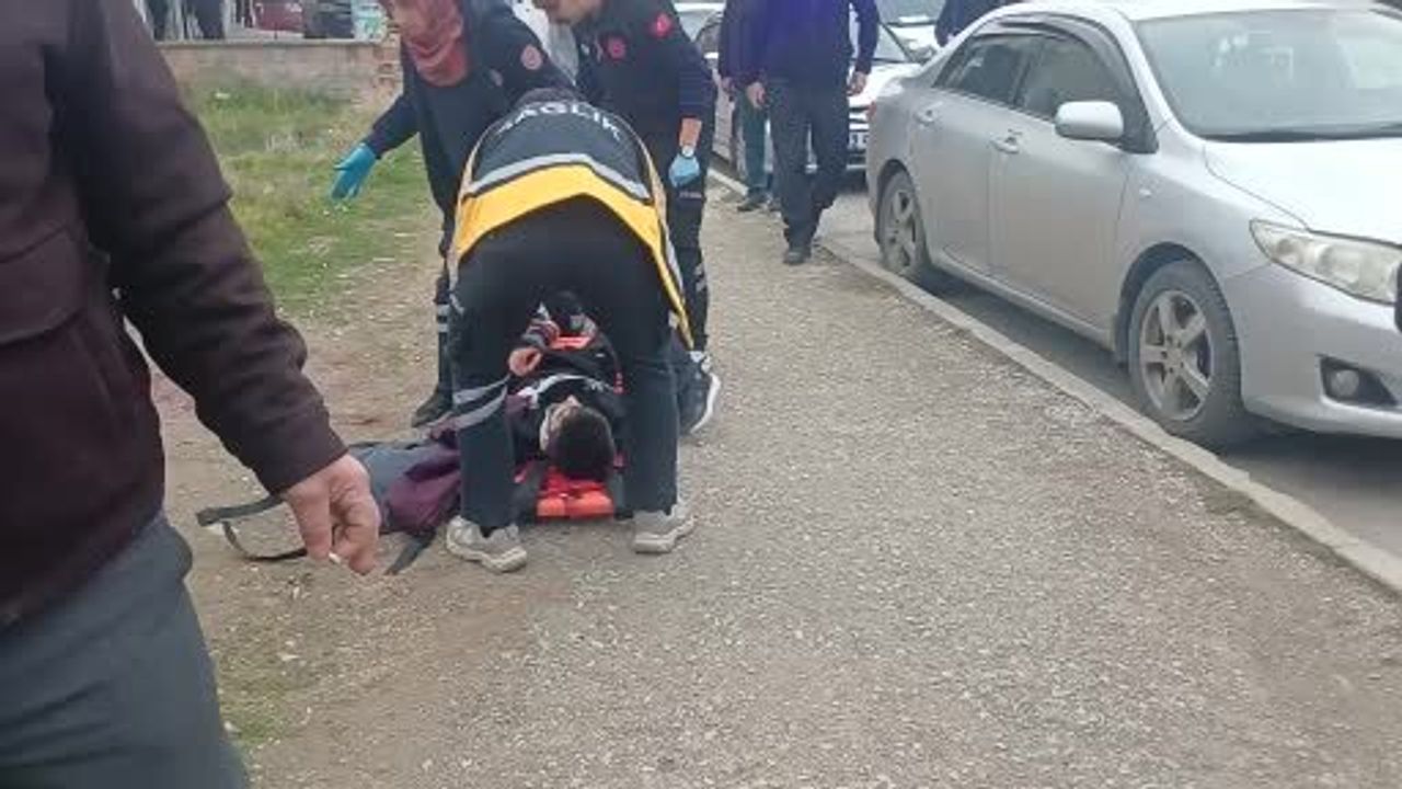 Çorum'da Parkta Şakalaşma: Genç Ekmek Bıçağıyla Yaralandı