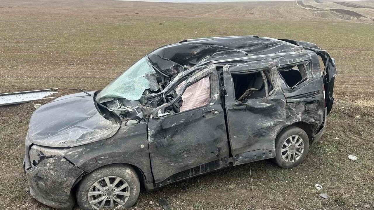 Çorum’da Tır Dorsesi Hafif Ticari Araca Devrildi: 2 Yaralı