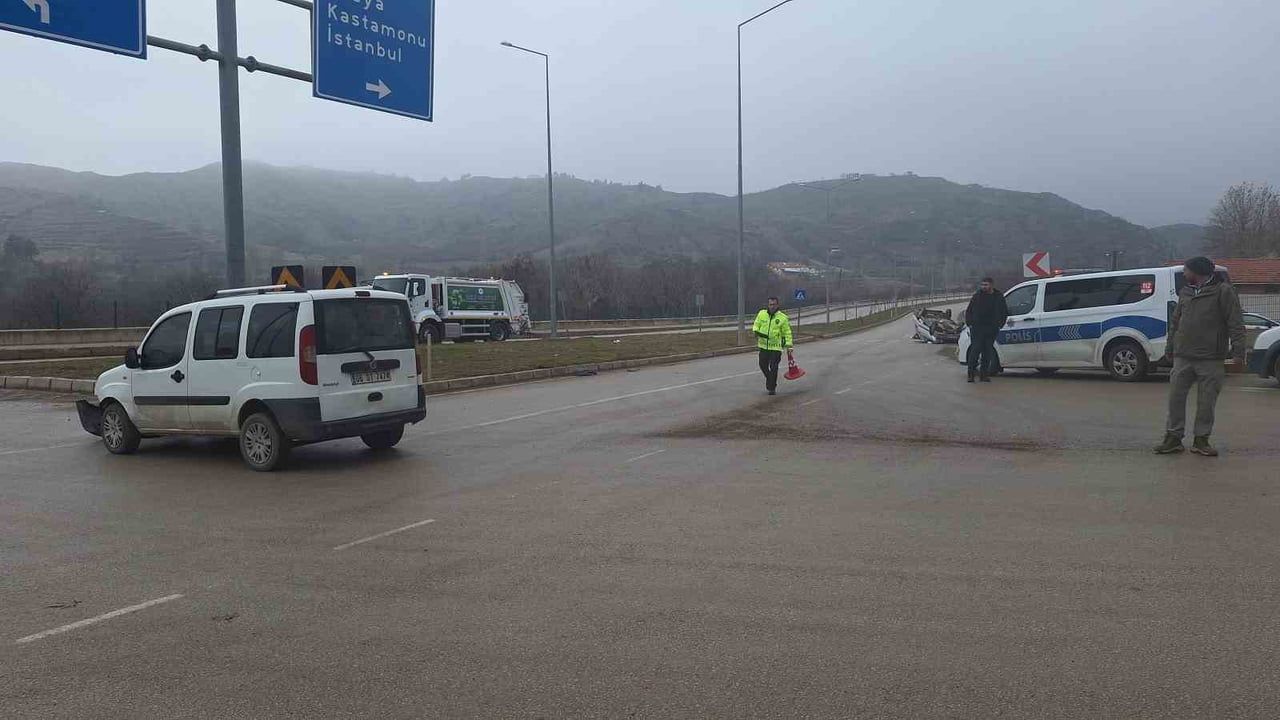 Çorum İskilip'te Hafif Ticari Araç ile Otomobil Çarpıştı: 1 Yaralı