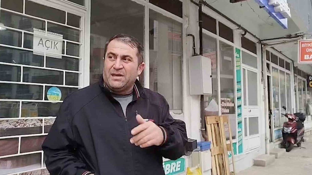 Çorum Osmancık’ta Şüpheli Şahıs Dükkan Eşyalarını Yola Fırlattı, Marketin Camını Kırdı
