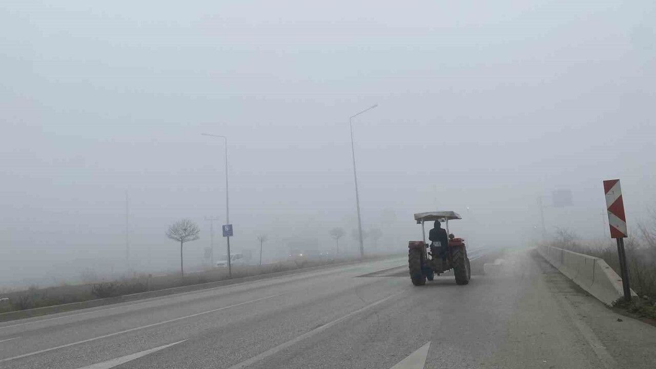 Çorum Osmancık'ta Yoğun Sis Ulaşımı Aksattı — Görüş 30 Metreye Düştü