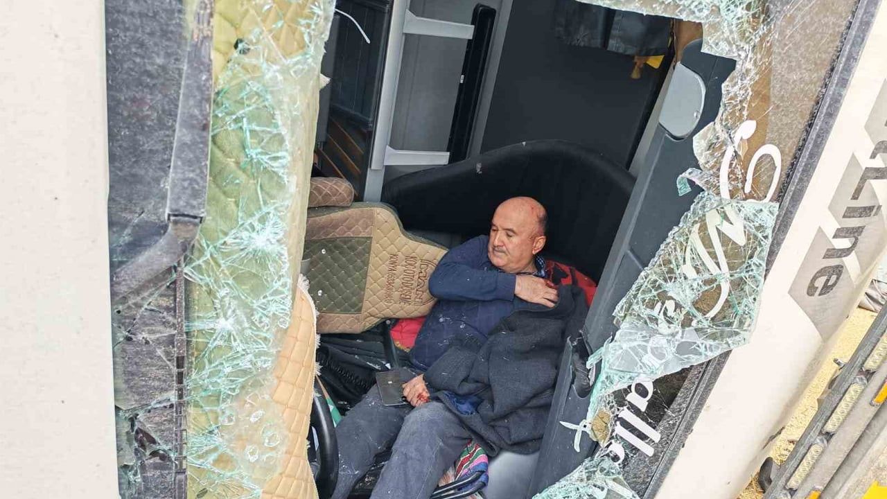 Çorum Sungurlu'da Virajı Alamayan Tır Devrildi: Sürücü Yaralandı