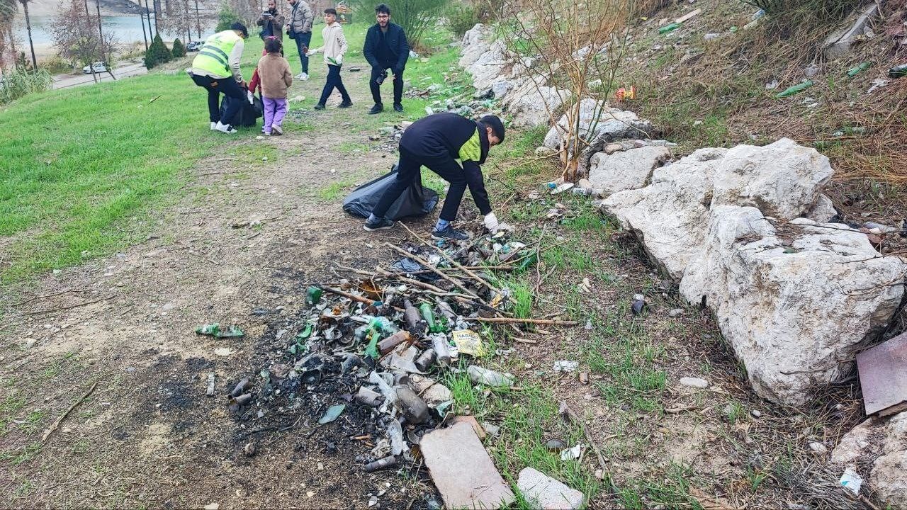 Çukurova'da Gönüllüler Seyhan Nehri'nde Çöp Topladı