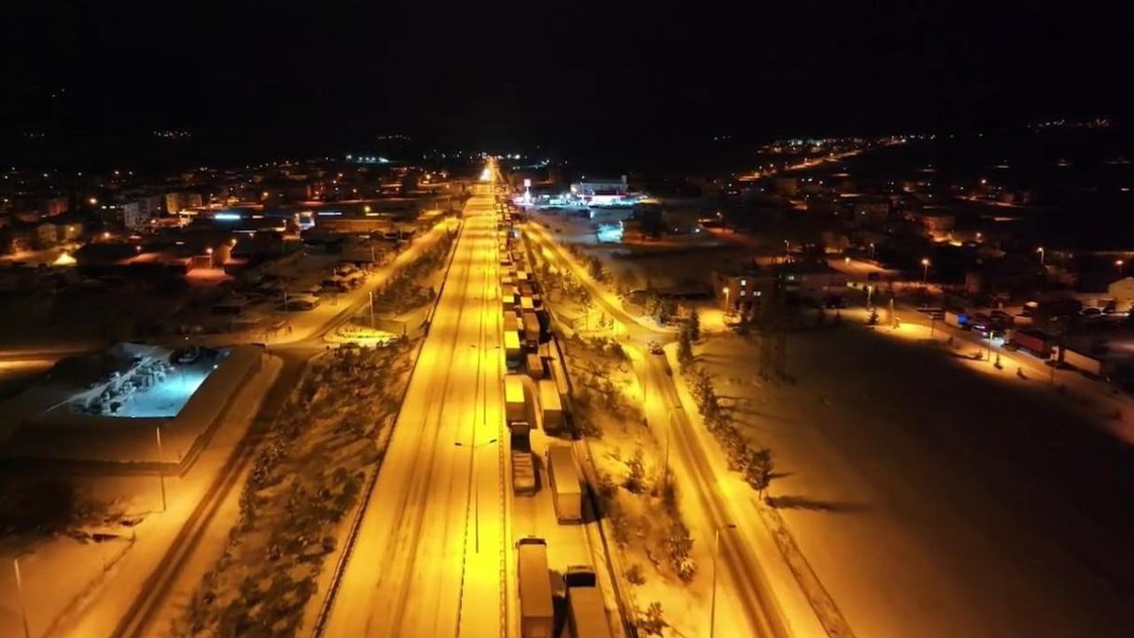 D-100'de Kar Çilesi: Çerkeş'te Ulaşım Kapandı, Araçlar Mahsur
