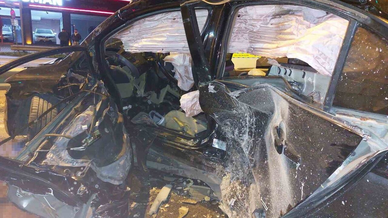 D-100'de Trafik Kazası: Hendek'te 1 Ölü, 2'si Ağır 3 Yaralı