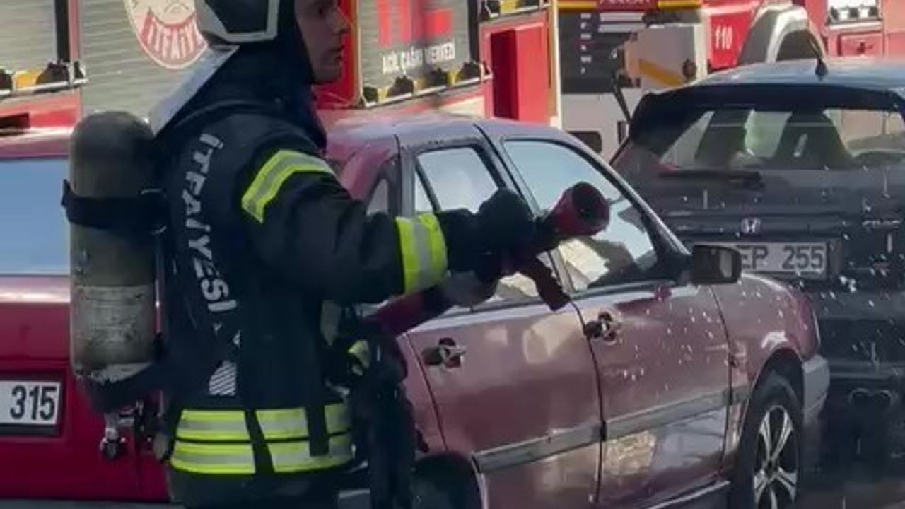 Darıca'da Oto Tamirhanede Yangın: İş Yeri ve 2 Araç Küle Döndü